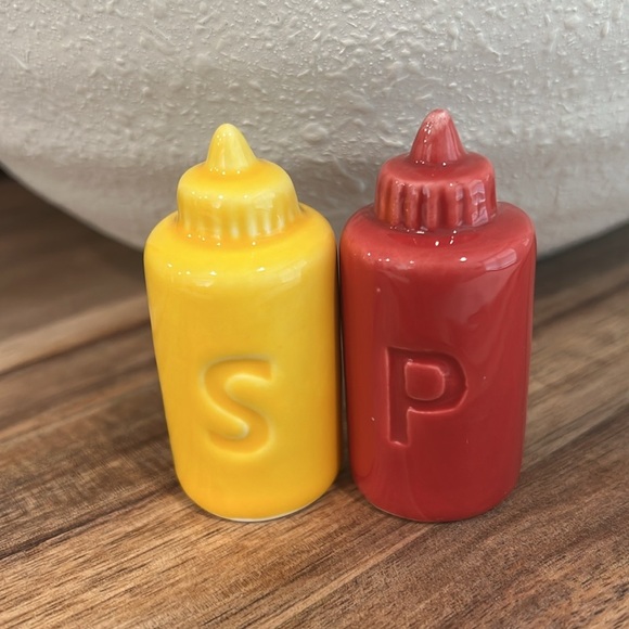 Cute Mini Salt and Pepper Shakers. - Picture 4 of 16